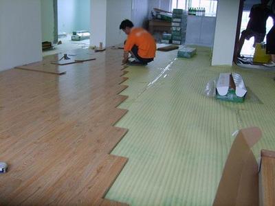 二手房裝修不砸地磚，直接在上面鋪地板可行嗎？詳細分析與建議